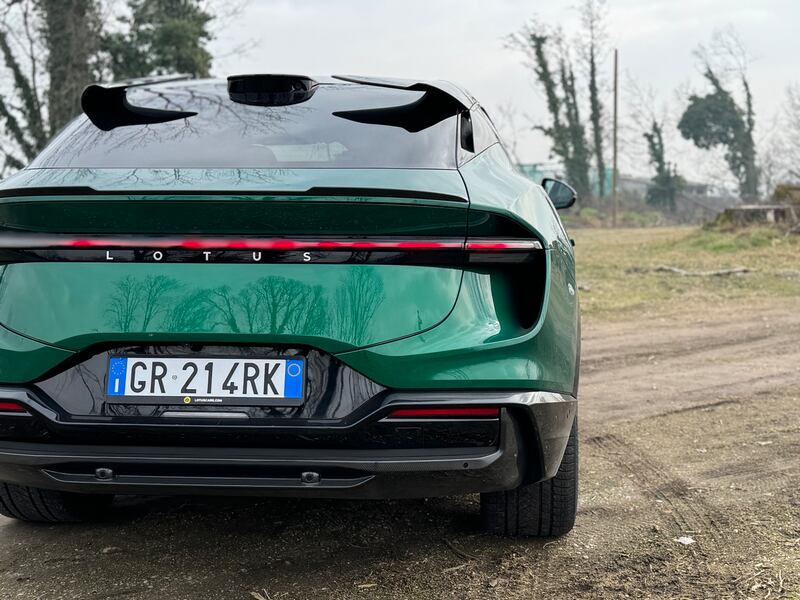 Lotus Eletre: guarda la gallery del nuovo suv elettrico anglo-cinese da 612 CV 7