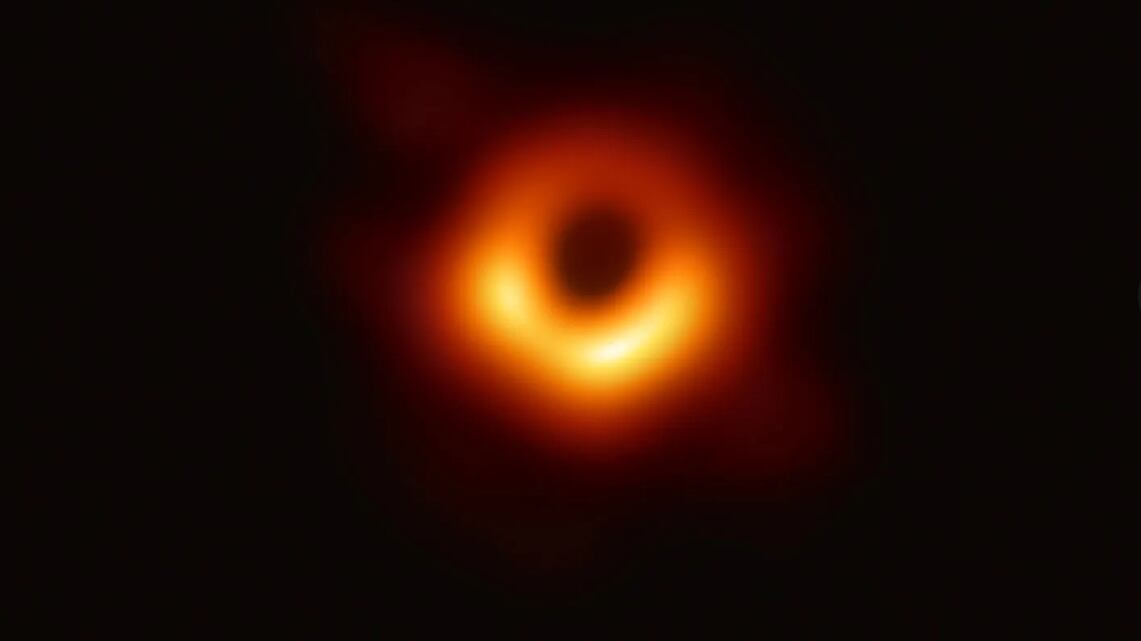 E' turbolento e dinamico il primo buco nero mai fotografato
