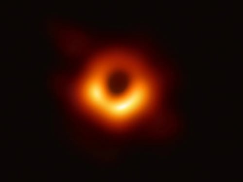 E' turbolento e dinamico il primo buco nero mai fotografato