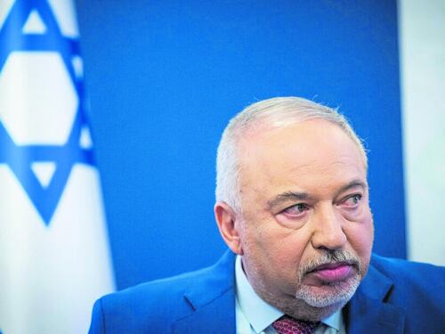 La profezia di Lieberman: "Hamas colpirà". Il Nyt: "Così Israele ha smesso di spiarli"