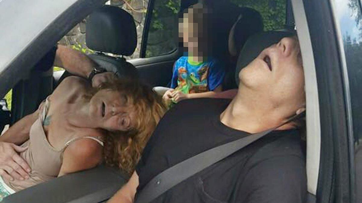 Genitori in overdose, in auto c'è pure il figlio