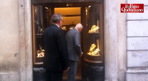 Giorgio Napolitano in una gioielleria di via Condotti