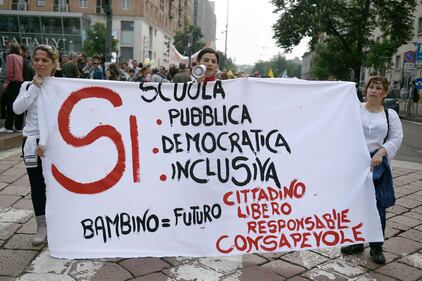 La "buona scuola" in piazza contro la riforma:  "Renzi puffarolo" 6