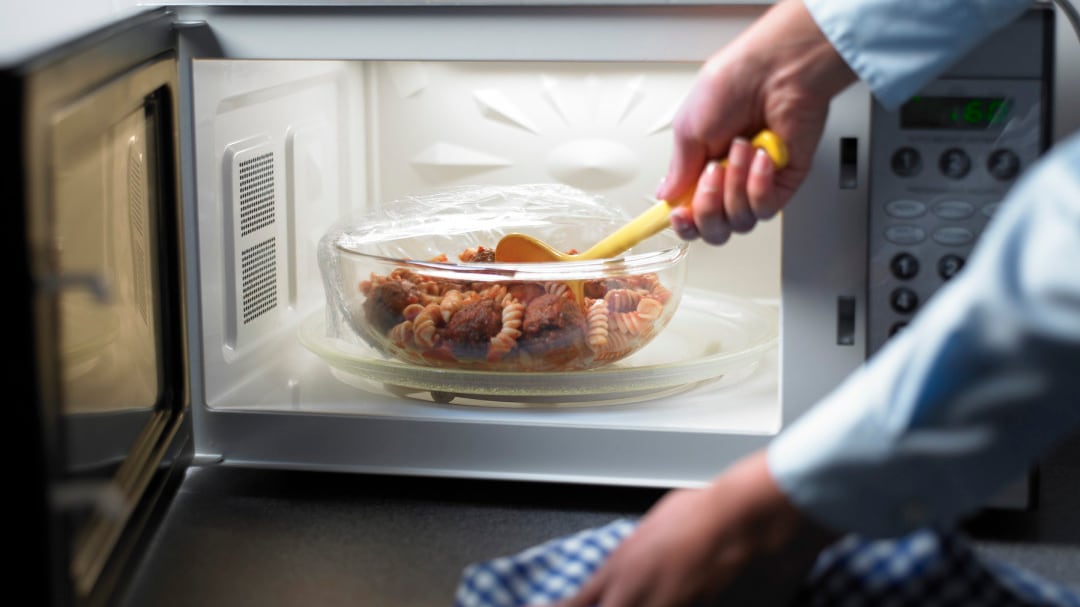 Ecco i cinque alimenti da non riscaldare mai nel microonde