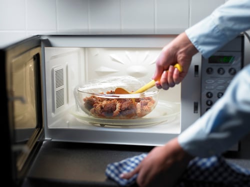 Ecco i cinque alimenti da non riscaldare mai nel microonde