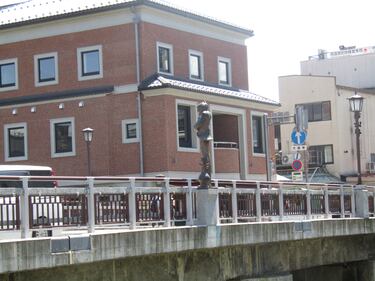 A Takayama, sul ponte dei "mostri" a difesa della tradizione 3