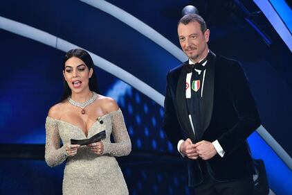 Georgina Rodriguez incanta l'Ariston, Amadeus si spoglia 2