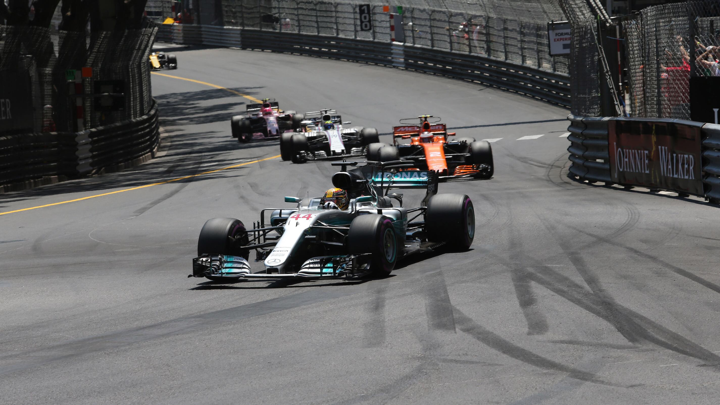 Hamilton davanti a Vettel. Ma Lewis perderà 5 posti