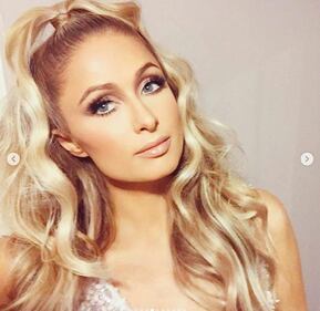 Paris Hilton hot, topless per il Selfie Day 19