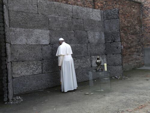 Il Papa in visita ad Auschwitz