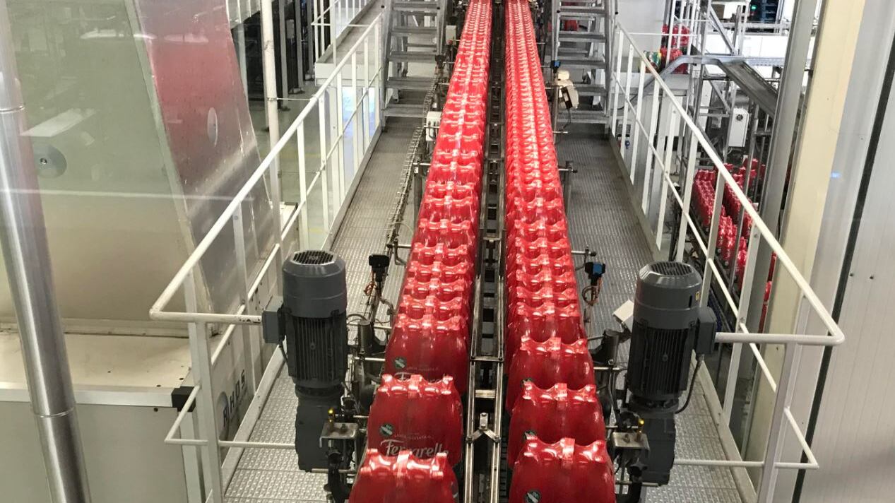 Nell'azienda dell'acqua che reinventa le bottiglie: "Pronti al riciclo totale"