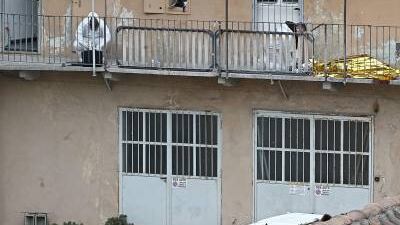 Morto sul ballatoio di casa: choc a Torino