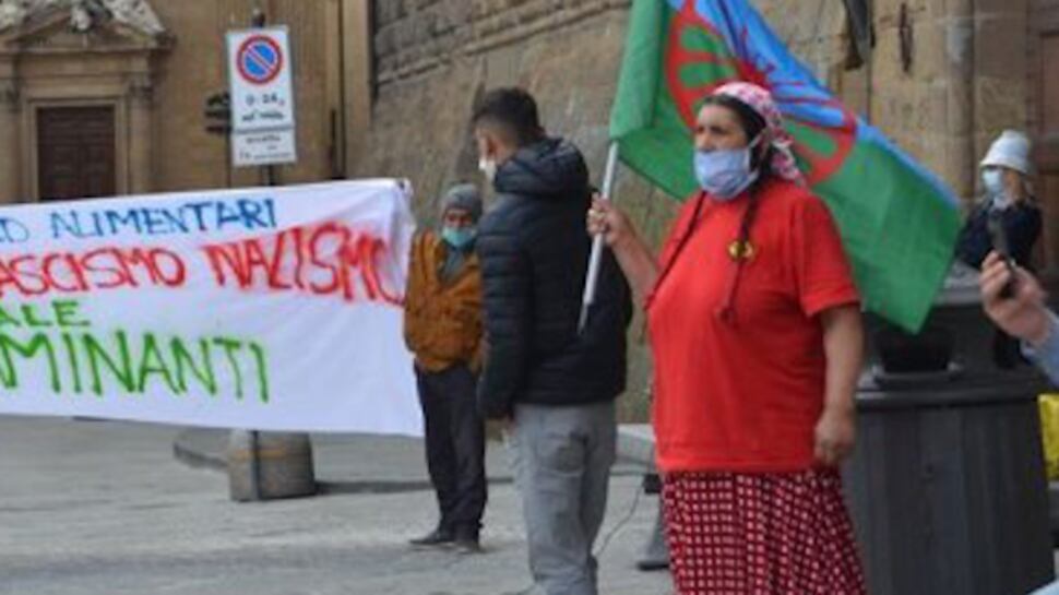"Adesso vogliamo i soldi": in piazza la rivolta dei rom