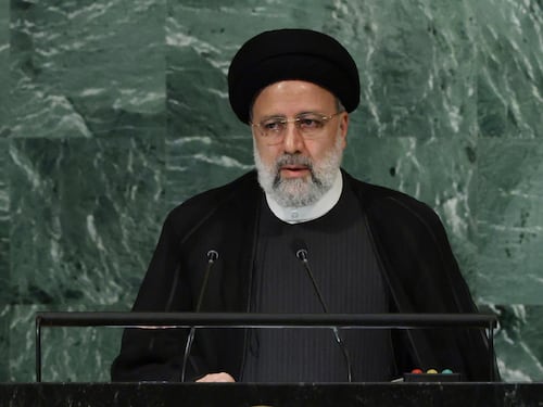 La giornalista è senza velo. Il leader iraniano la snobba