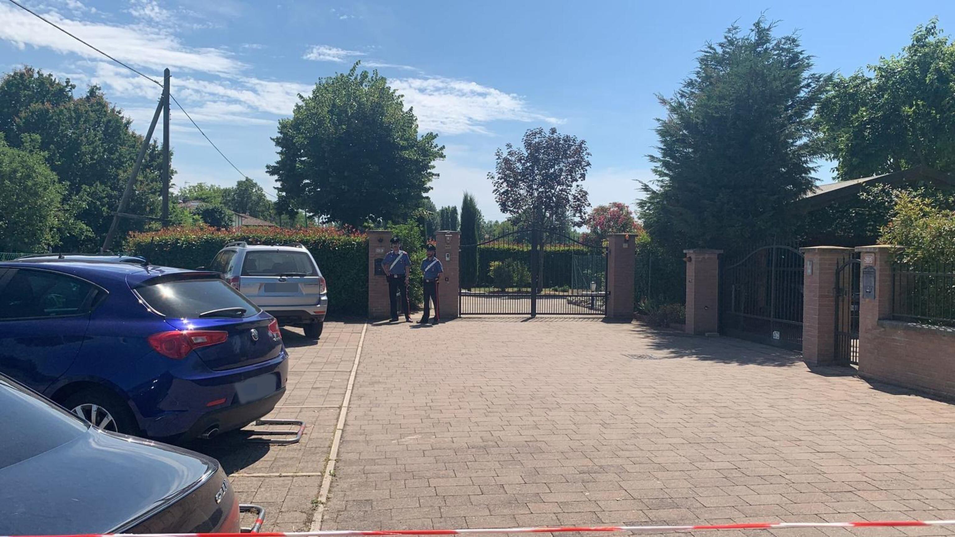I corpi di due donne riversi in casa: l'orrore nel Modenese