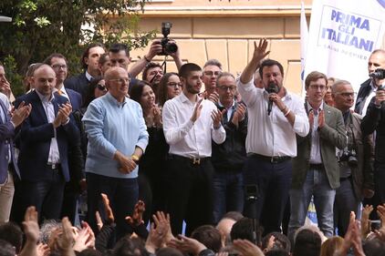 Luca Toni insieme a Salvini al comizio di Modena: ecco le immagini 6