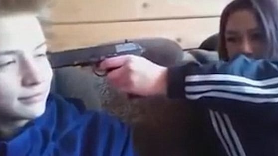 Russia, 15enni sparano alla polizia e poi si suicidano in diretta Periscope