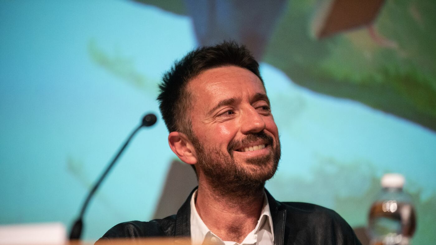 "Nelle scuole non vado, non pagano". Bufera sul post di Scanzi