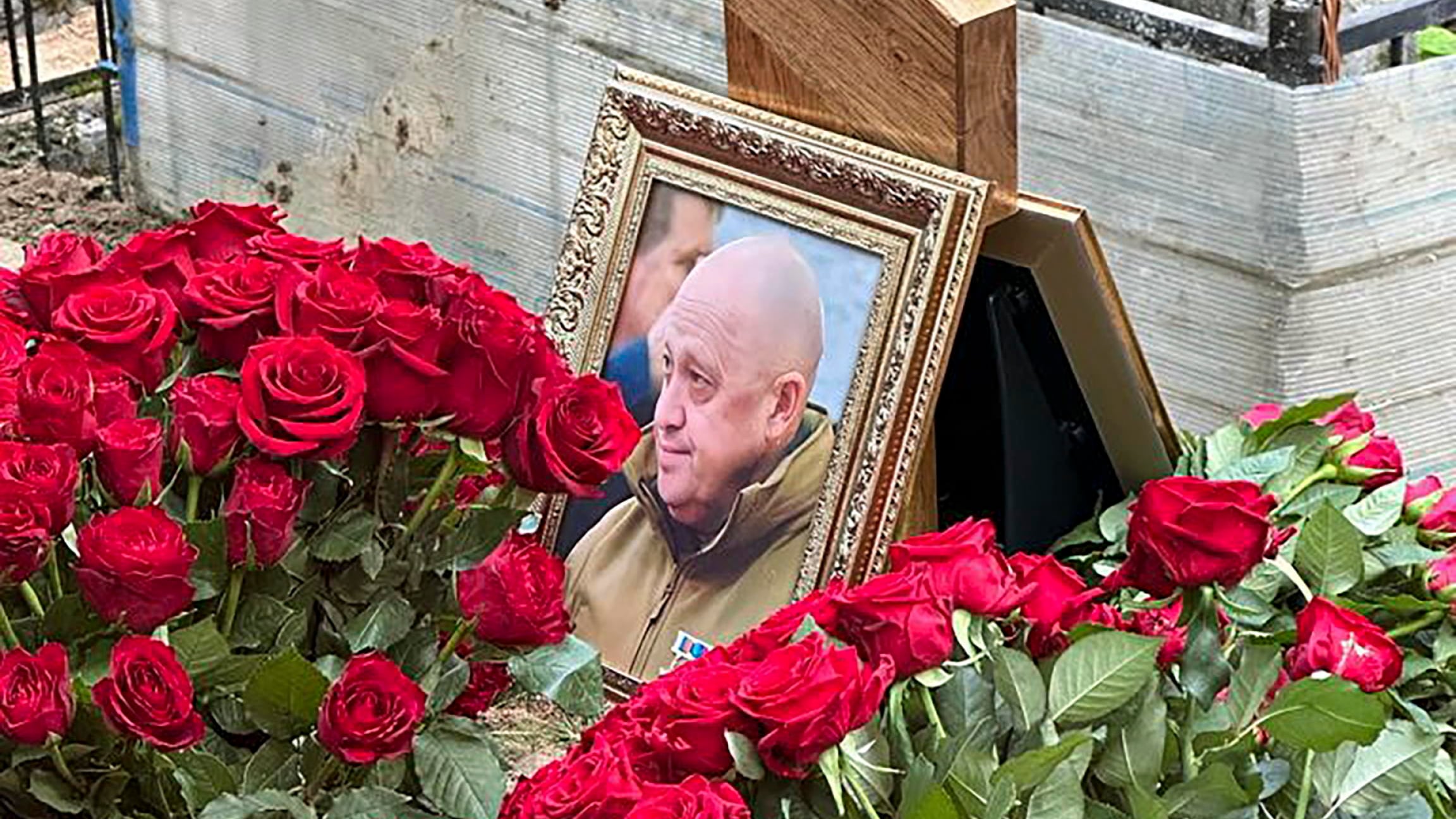 Niente folla né bandiere: i funerali muti di Prigozhin (e Putin non si presenta)