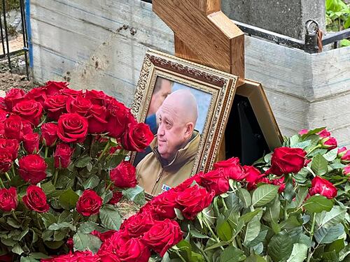 Niente folla né bandiere: i funerali muti di Prigozhin (e Putin non si presenta)