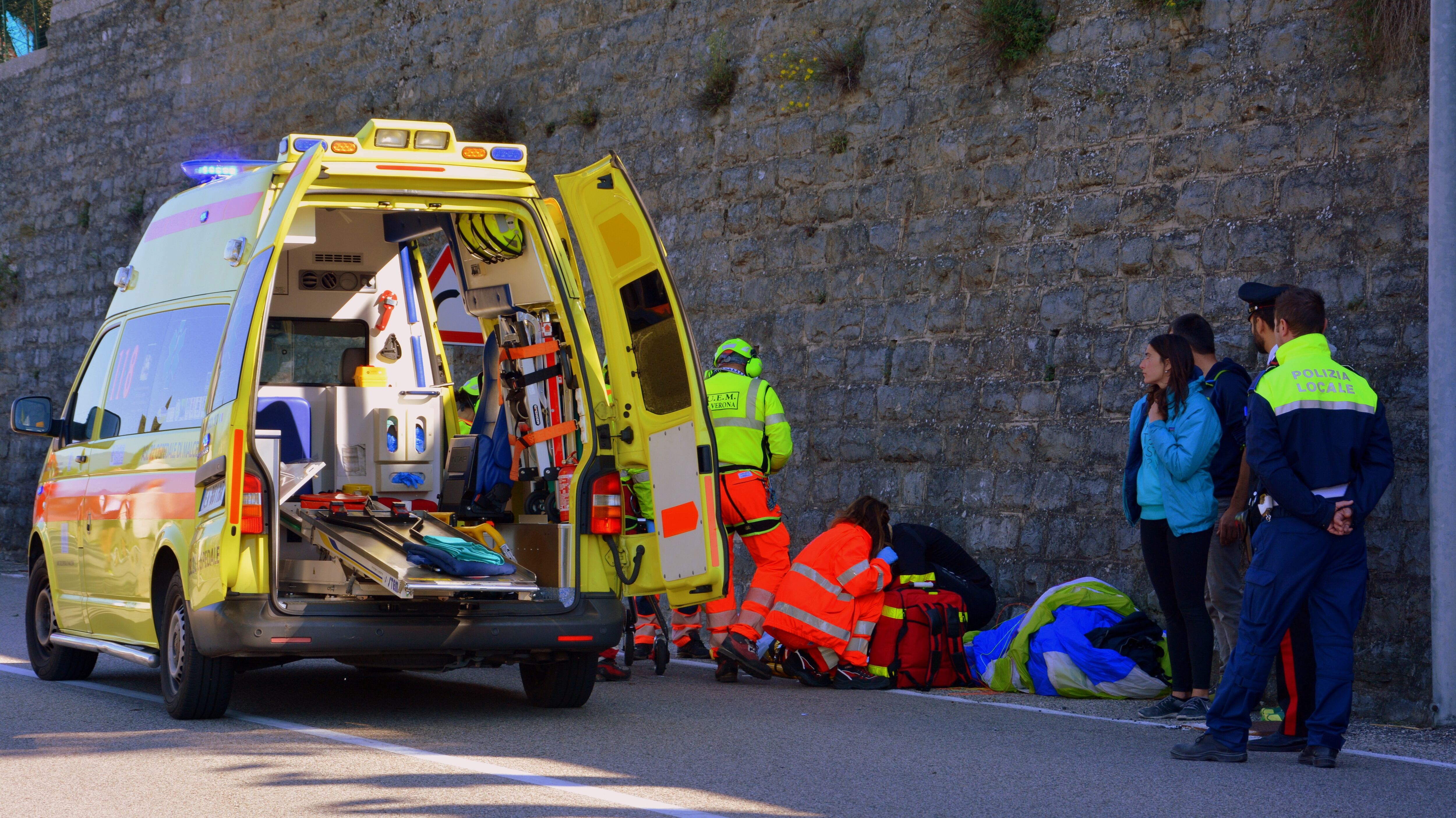 Tre ragazzini suicidi il primo giorno di scuola. Due morti, una è grave