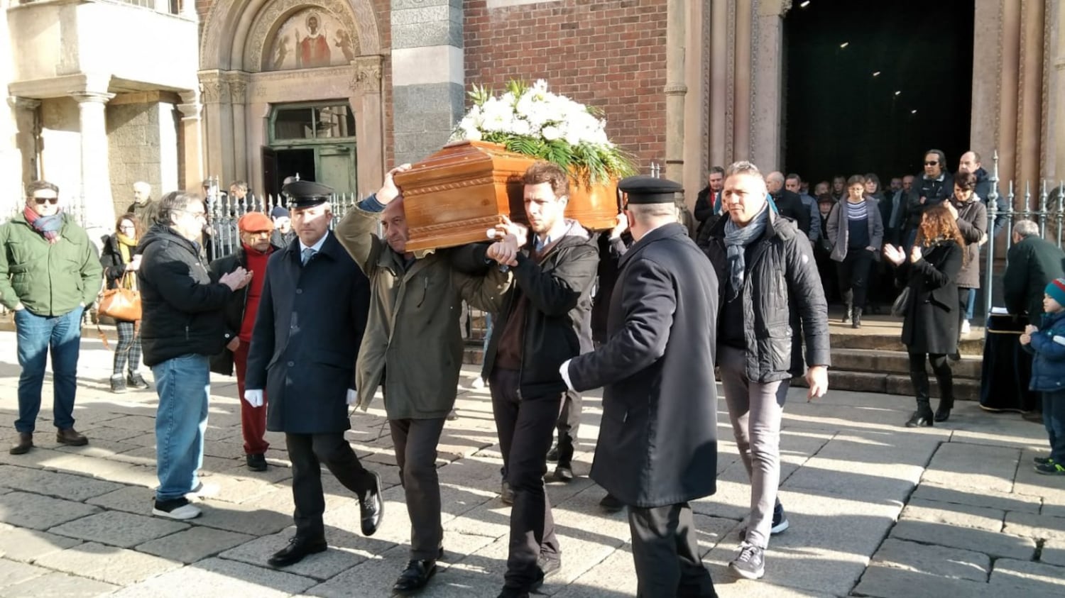 Milano, funerali di Piero Rattazzo al canto di "Bella ciao"