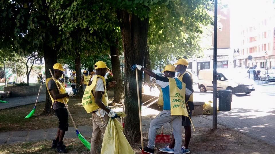 Polemica sugli immigrati a spazzare i giardinetti