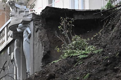 Genova vessata dal maltempo, le immagini dei danni 9