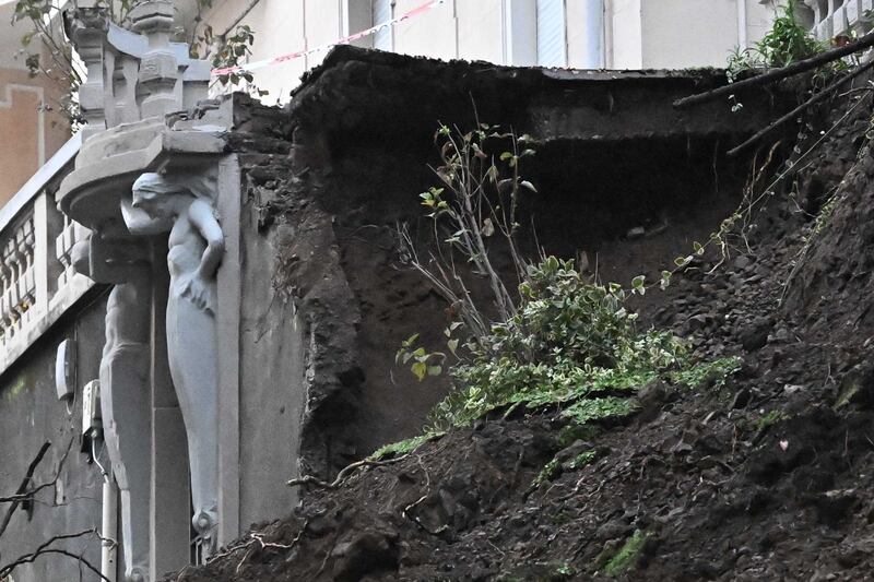 Genova vessata dal maltempo, le immagini dei danni 9