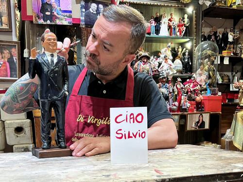 Napoli, "Ciao Silvio": la strada dei presepi a Napoli saluta il Cavaliere
