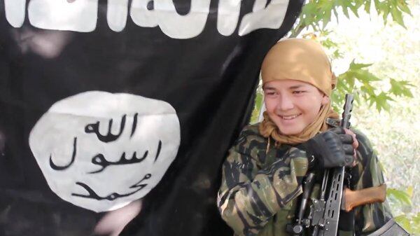 Un bambino è il nuovo testimonial dell'Isis per reclutare giovani kamikaze