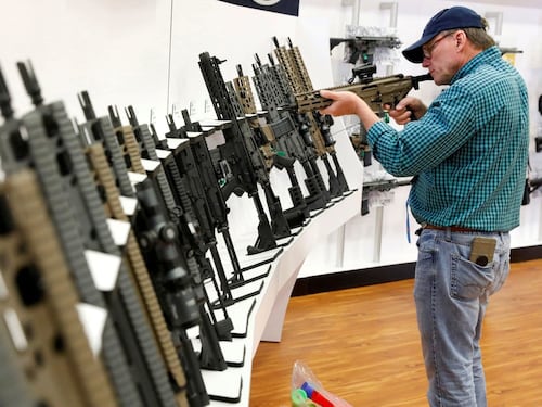 "Sciogliere la lobby delle armi". L'assalto di New York alla Nra