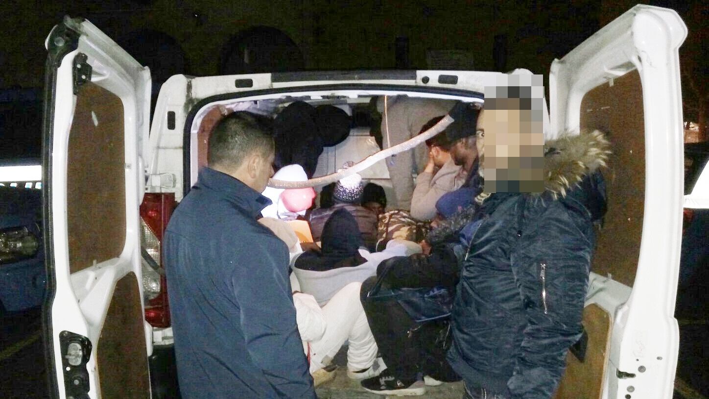 Ventimiglia, 15 migranti nascosti in un furgoncino