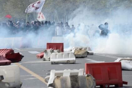 Bagnoli, lo scontro tra manifestanti e polizia 6
