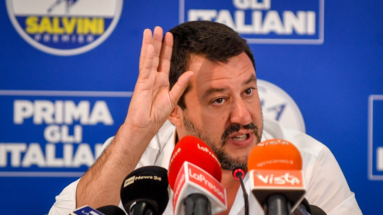 Salvini spara contro i giudici Le toghe: basta con gli insulti