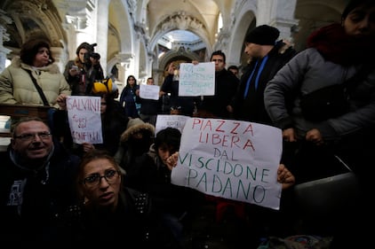 Occupano la basilica di piazza del Popolo: "Mai con Salvini" 1