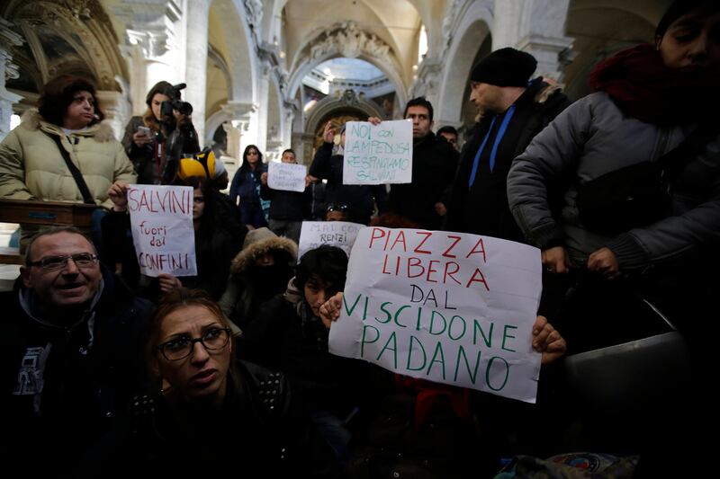 Occupano la basilica di piazza del Popolo: "Mai con Salvini" 1