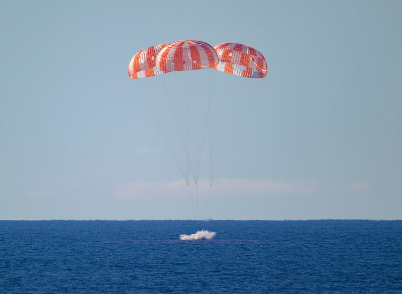Artemis II, le foto dello splashdown e del rientro sulla Terra 8
