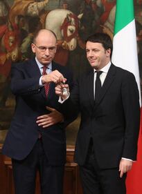 La stretta di mano tra Renzi e Letta. Ed è gelo 4