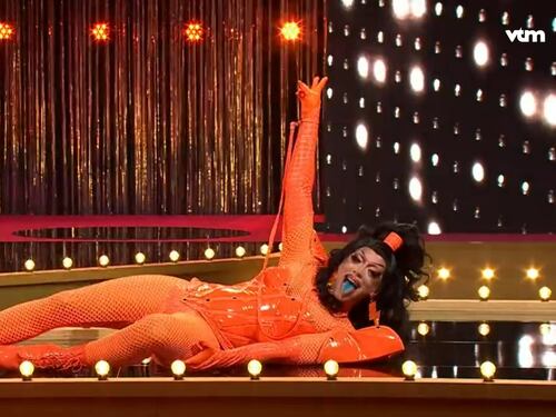 La doppia vita del leader politico: in tv travestito da drag queen
