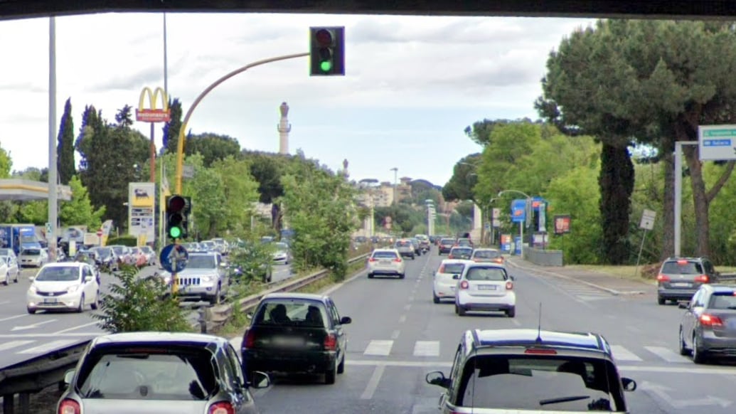 L'ultimo giochino del semaforo: "Correre tra le auto che sfrecciano"