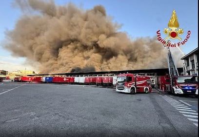 Incendio alla BRT di Milano, alta colonna di fumo 2