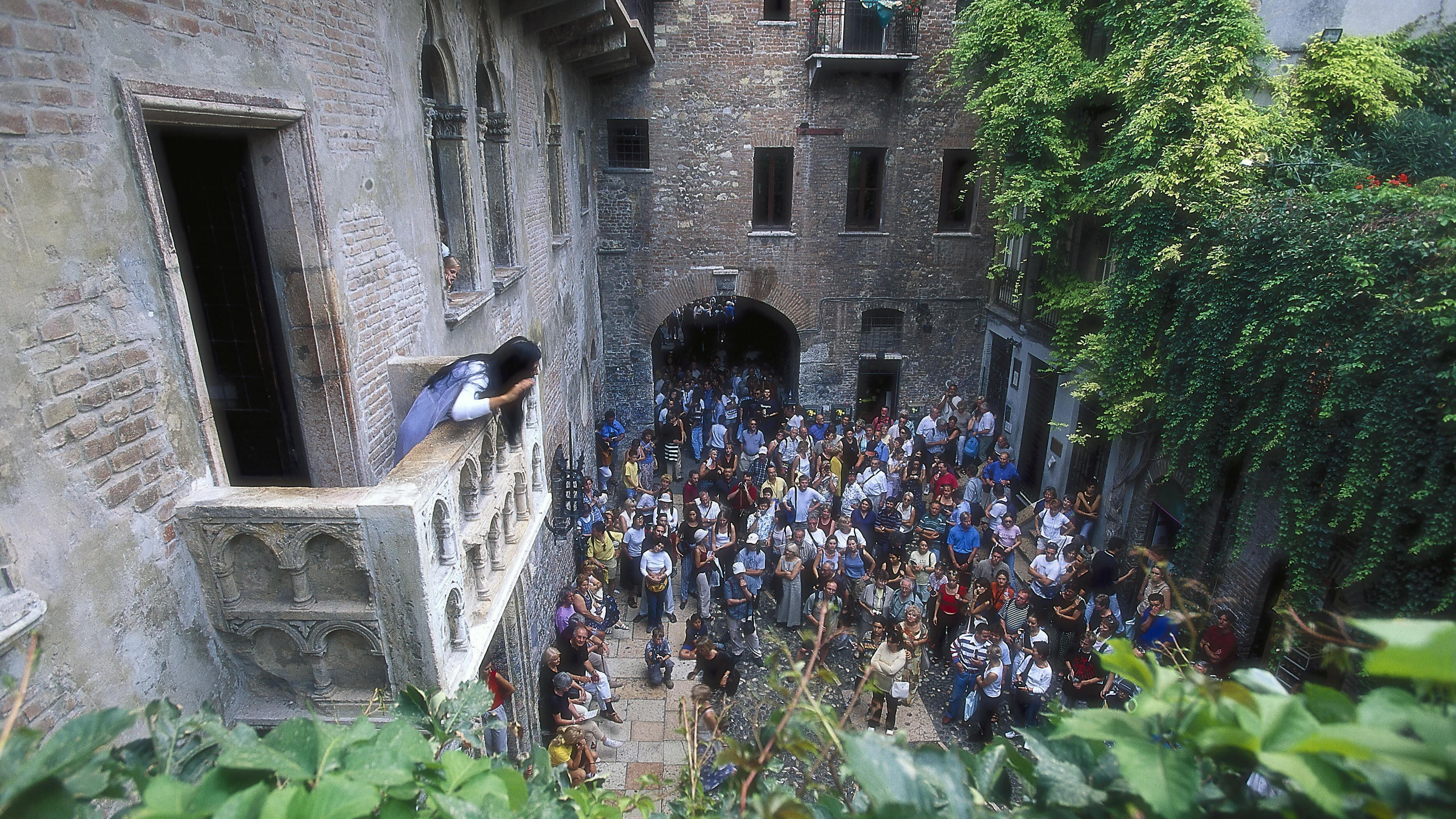 Verona e il muro di "gomme" che umilia Giulietta e Romeo