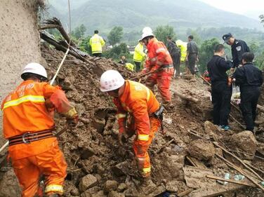 Terremoto in Cina, si scava tra le rovine 1