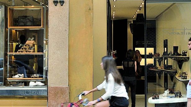 Montenapo, le griffe non chiudono per ferie