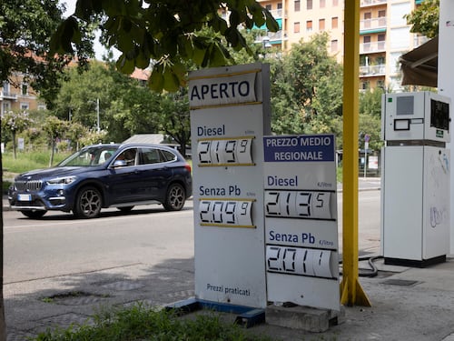 Accise, lo sconto dura fino al 5 settembre. E spunta un “acconto” dai big dell’energia