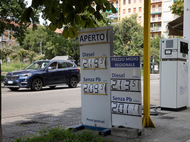 Accise, lo sconto dura fino al 5 settembre. E spunta un “acconto” dai big dell’energia