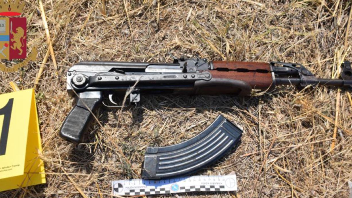 Kalashnikov e pistole nel campo rom: il blitz della polizia svela l'arsenale