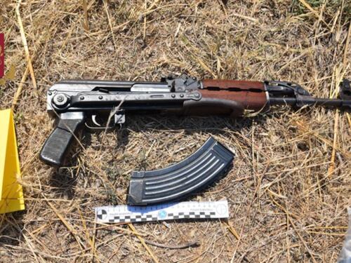 Kalashnikov e pistole nel campo rom: il blitz della polizia svela l'arsenale