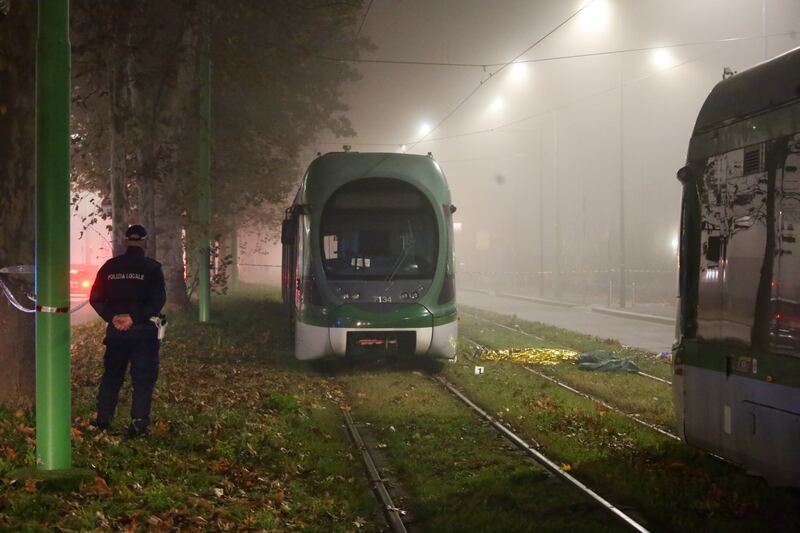 A Milano un pedone è stato investito da un tram mentre stava attraversando le rotaie 5